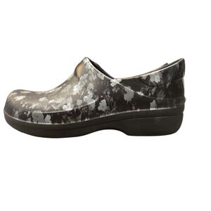 CROCS NERIA PRO II FLORAL PATTERN IN BLACK AND WHITE. SIZE 6.